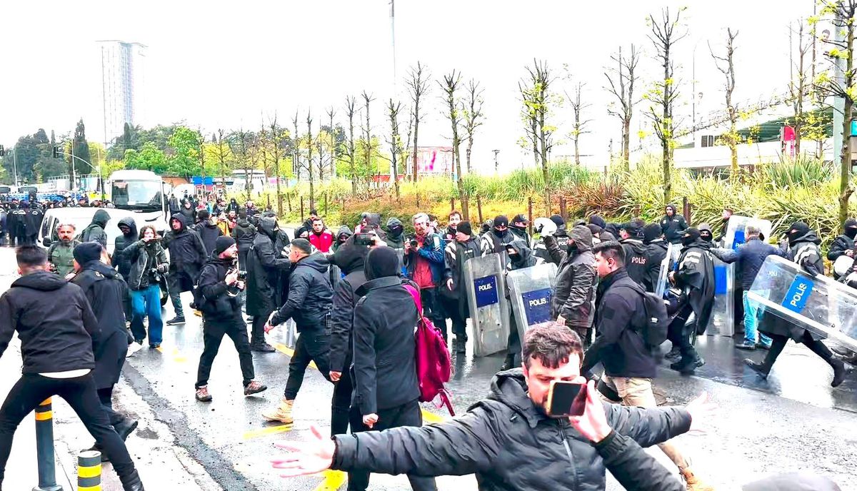 Mecidiyeköy'de 1 Mayıs'ta İzinsiz Yürüyüşe Polis Müdahalesi, Gözaltılar Var