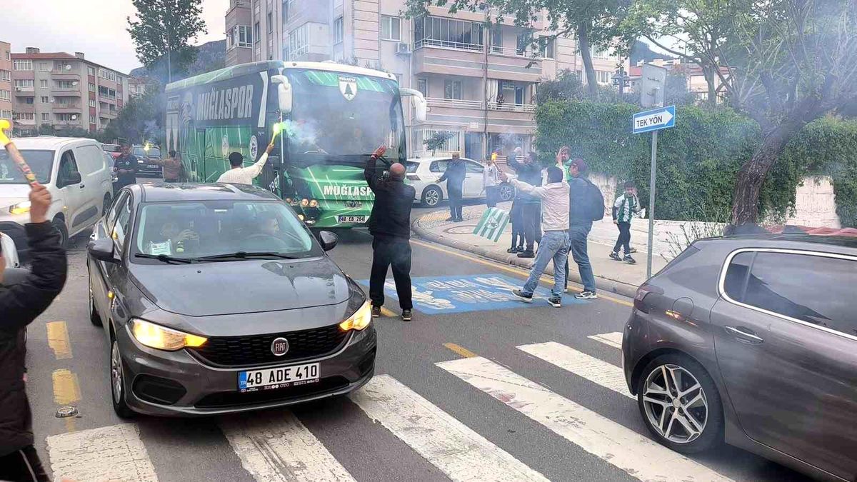 Muğlaspor'a taraftarlardan meşaleli karşılama