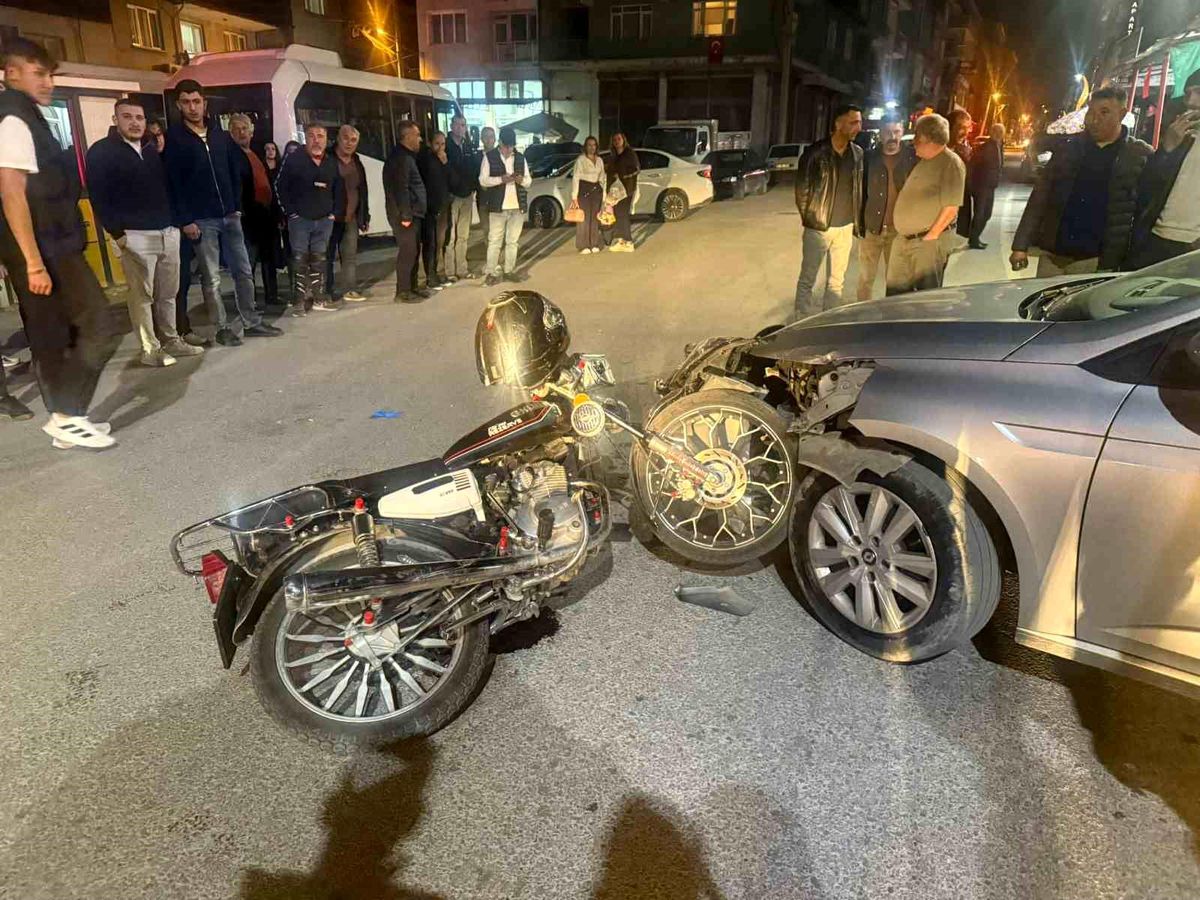 Otomobilin motosikletle çarpıştığı kaza güvenlik kamerasında