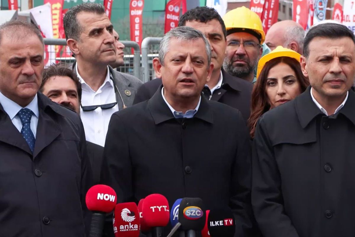 Kadıköy'de 1 Mayıs kutlamalarına katılan Özgür Özel: Seneye Taksim'deyiz