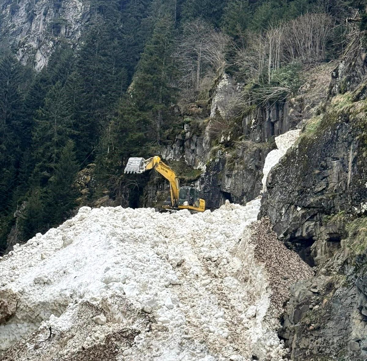 Rize'de yayla yollarında kar temizleme çalışmaları sürüyor