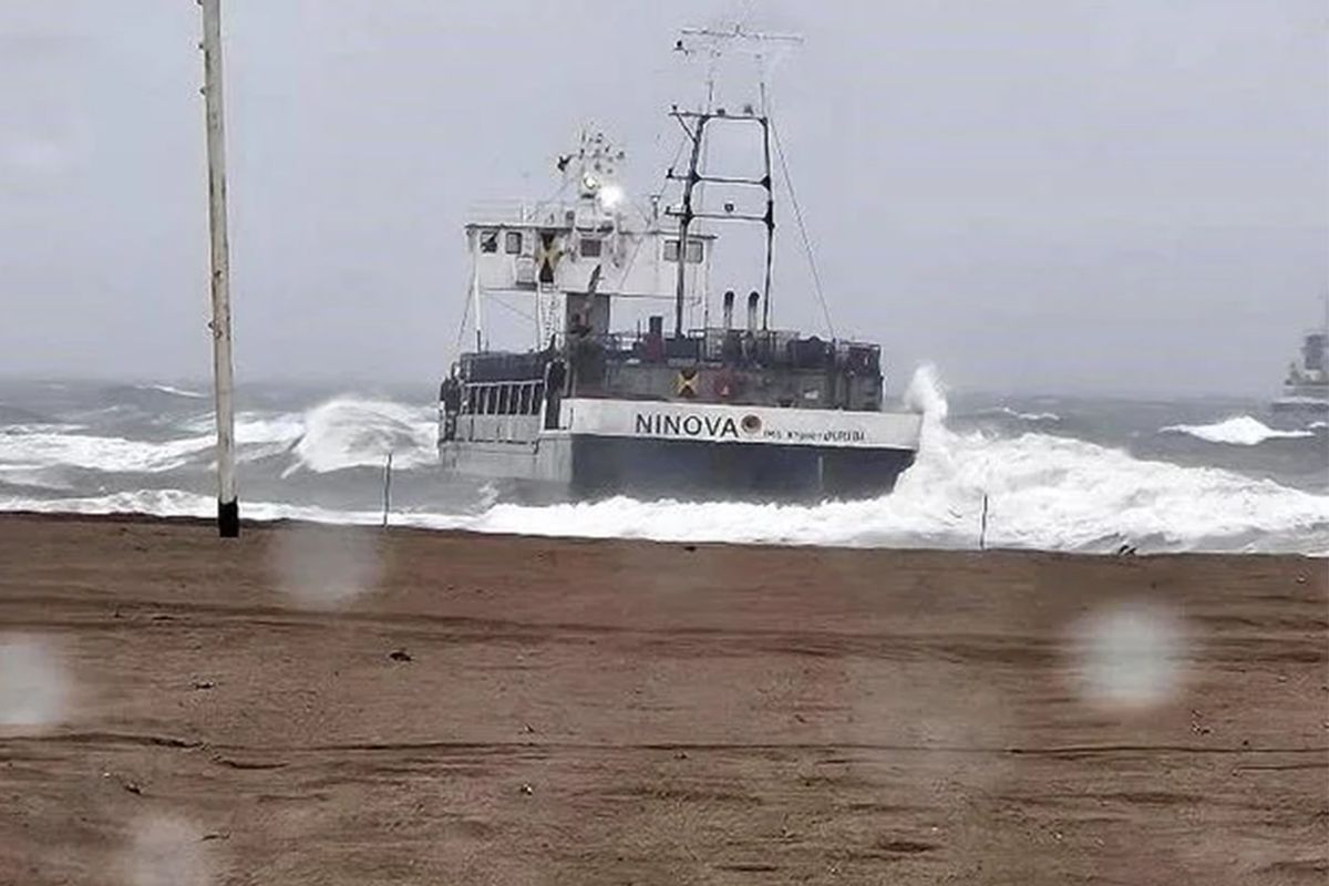 Sakarya'da kargo gemisi kıyıya sürüklenip, karaya oturdu; kurtarma çalışmaları sürüyor