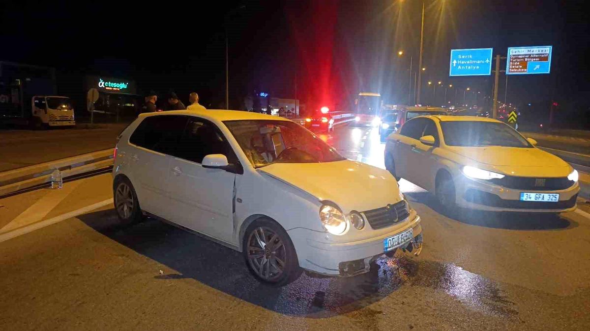 Seyir halindeki otomobil bariyerlere çarptı: 2 yaralı