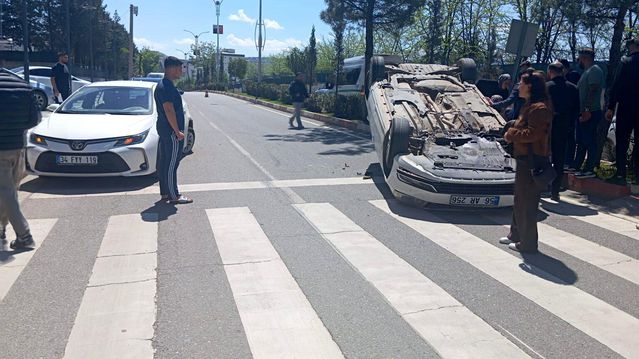 Siirt'te kazada iki sürücü araçlarda sıkıştı