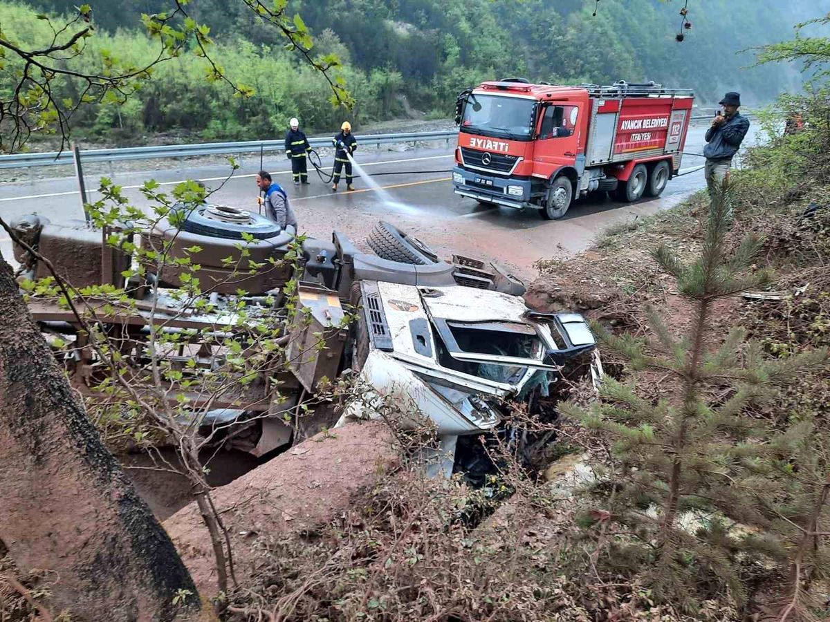Sinop'ta kum yüklü kamyon devrildi