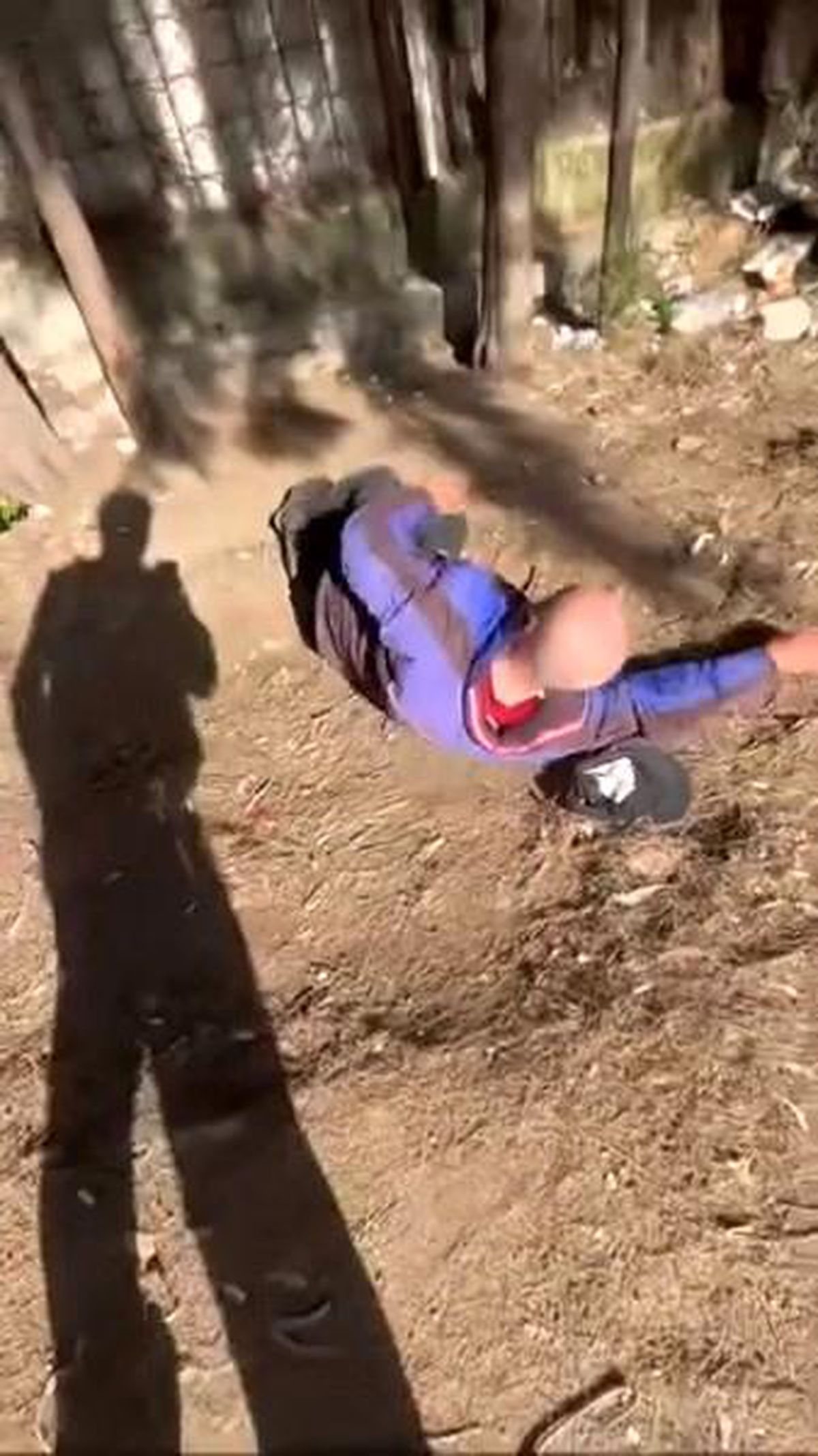 Sokakta uyuyan yaşlı adamın yüzüne tekme atıp paylaşan 2 şüpheli gözaltında