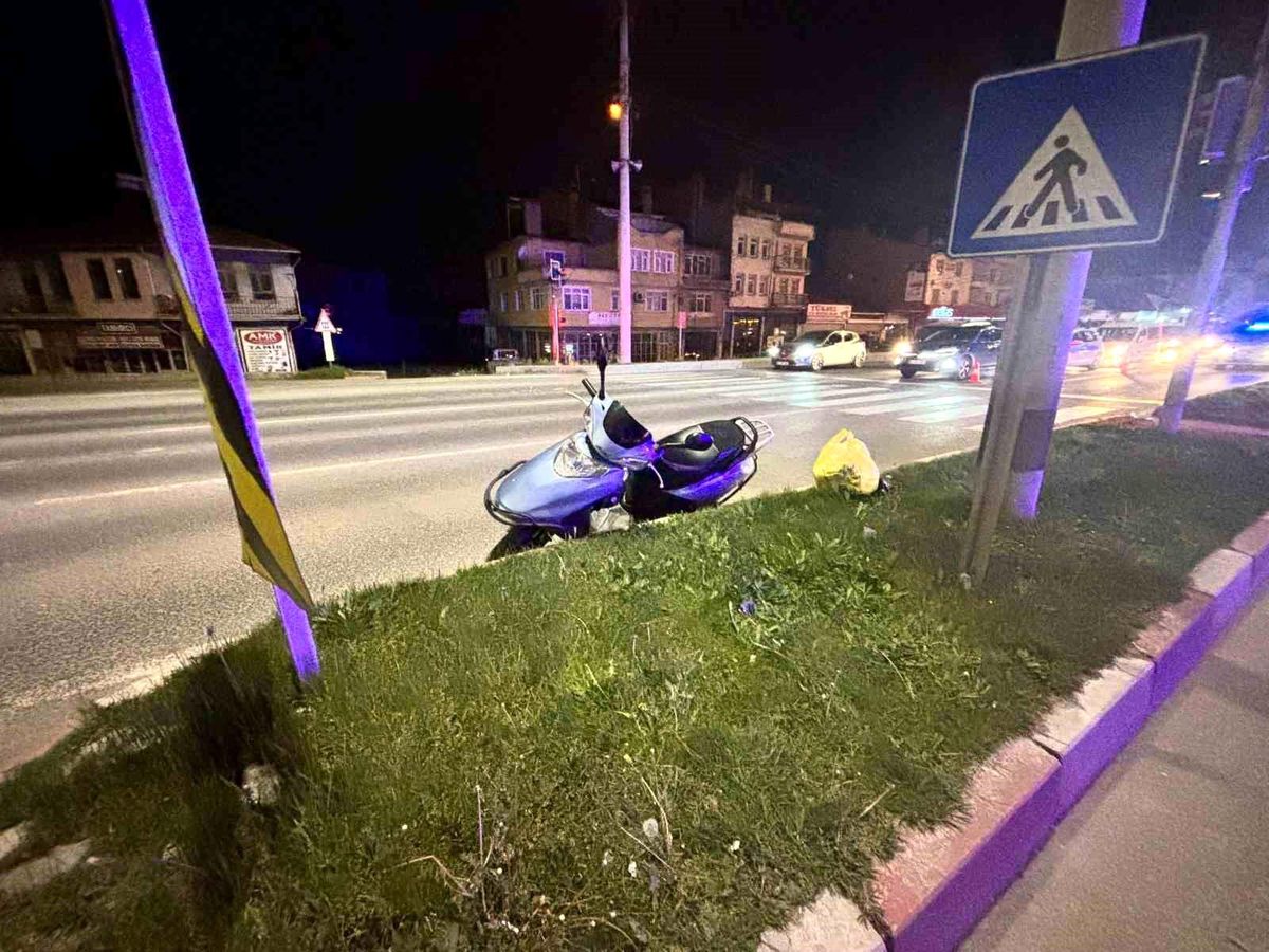Tavşanlı'da motosiklet devrildi: 3 yaralı