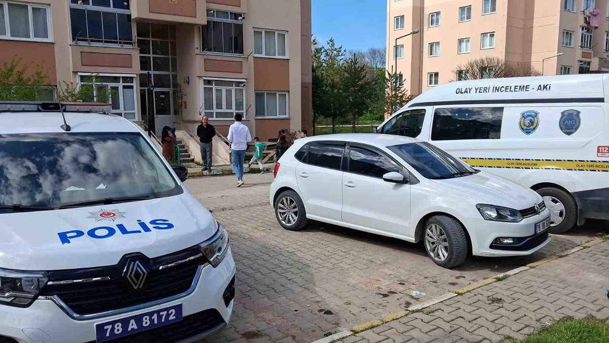 Yalnız yaşadığı evinde ölü bulundu