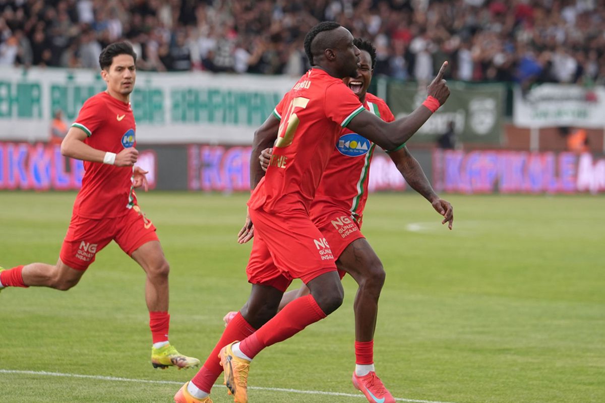 Amedspor'dan tarihi başarı! 4 farklı hoca ile çalışarak Süper Lig'e çıktılar