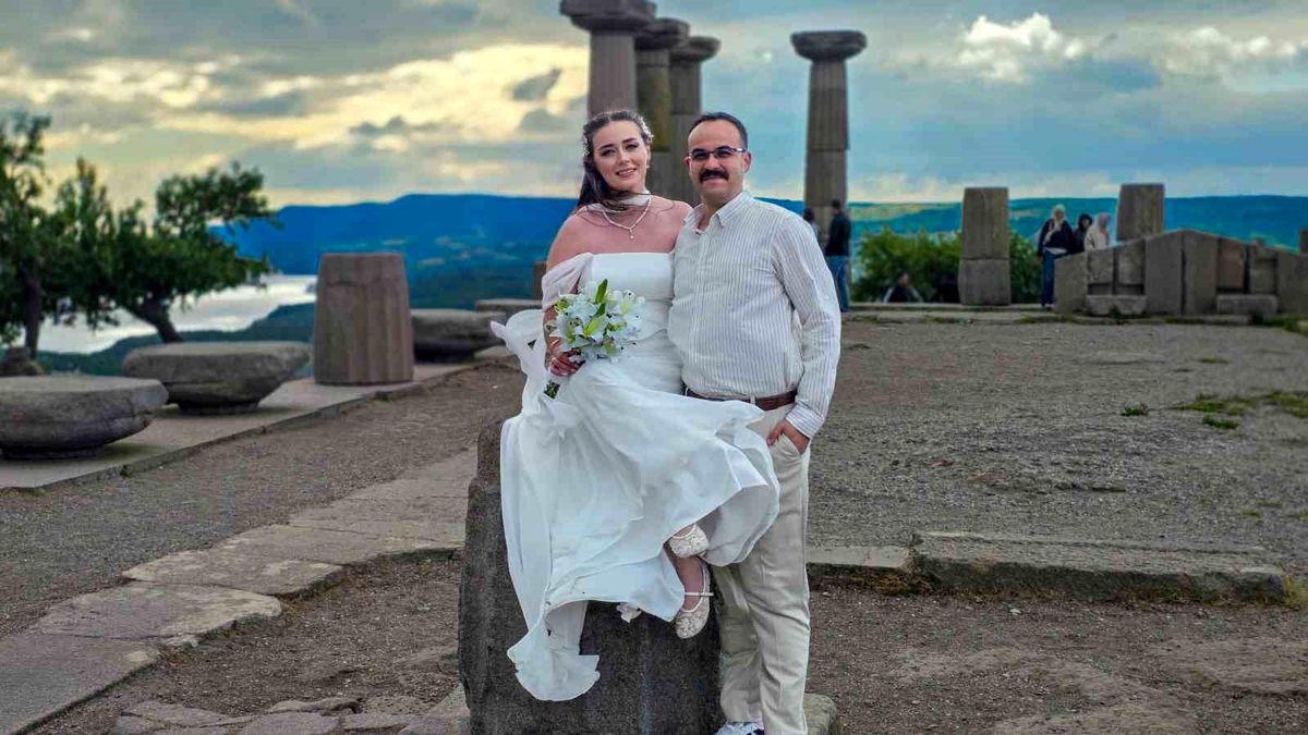 Antik kent, düğün fotoğrafı çektirmek isteyen çifte doğal fotoğraf stüdyosu oldu
