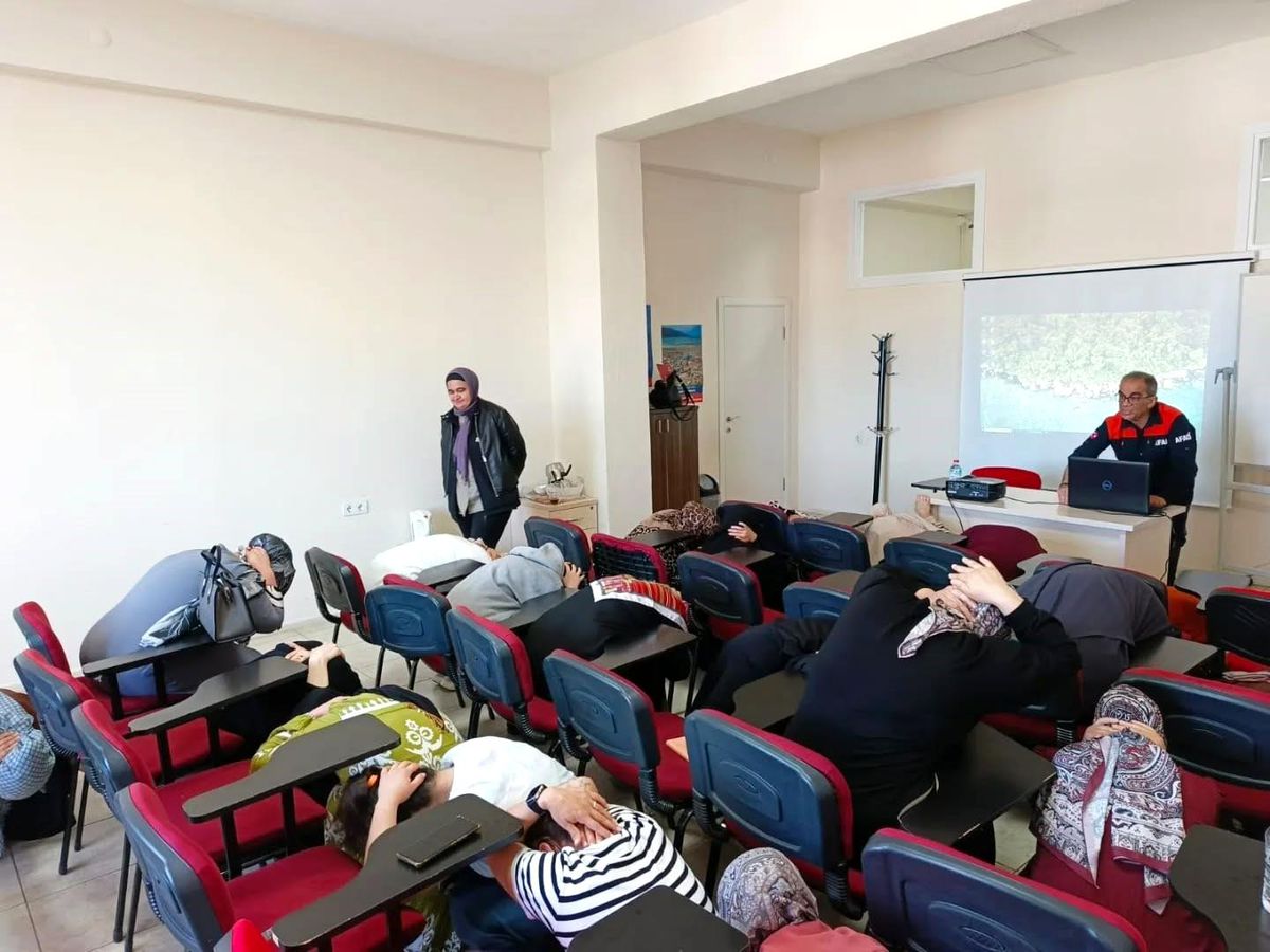 Aydın'da kursiyerler ve otel personeline afet eğitimi