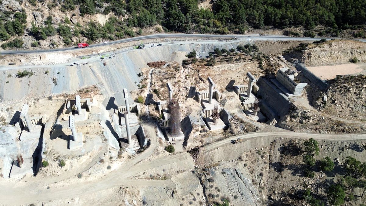 Bakan Uraloğlu: Silifke-Mut-Sertavul Yolu'nun yüzde 49'u tamamlandı