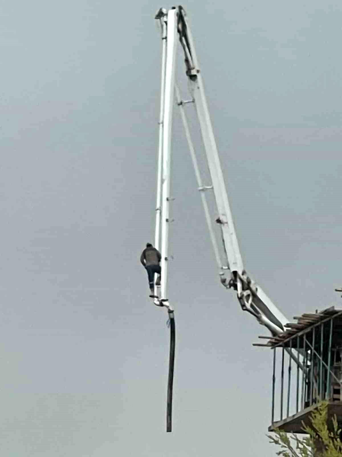 Beton pompasının üzerinde metrelerce yüksekliğe çıkan işçi, canını hiçe saydı