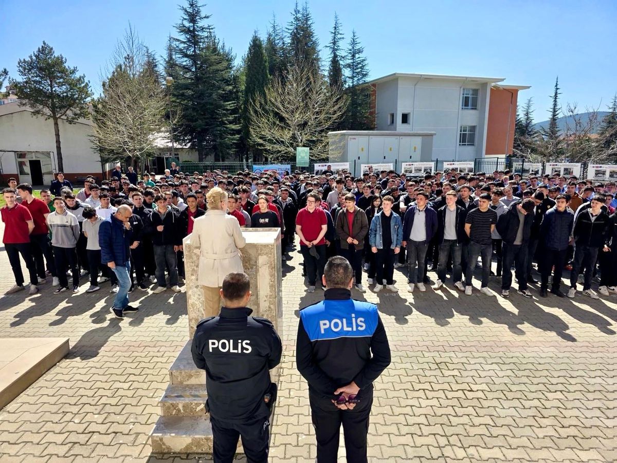 Bilecik'te öğrencilere bilinçli sosyal medya ve güvenlik eğitimi