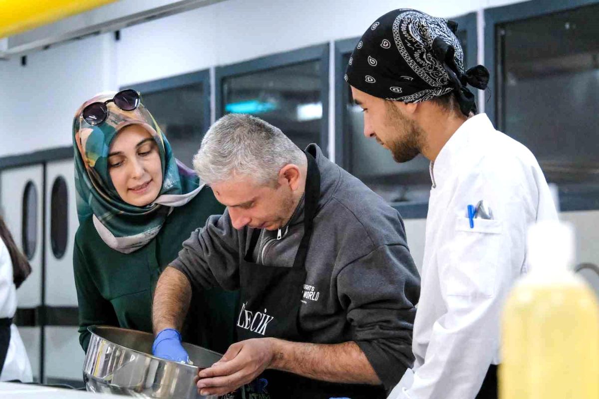 Bilecik'te özel ihtiyaçlı bireyler pasta ve tatlı yaptı