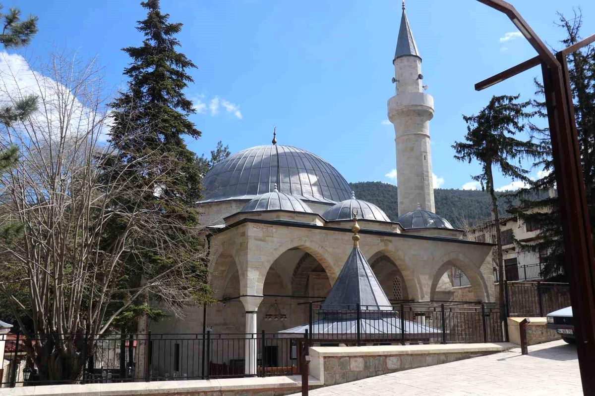 Birçok badire atlatan 508 yıllık cami tarihe tanıklık etmeye devam ediyor