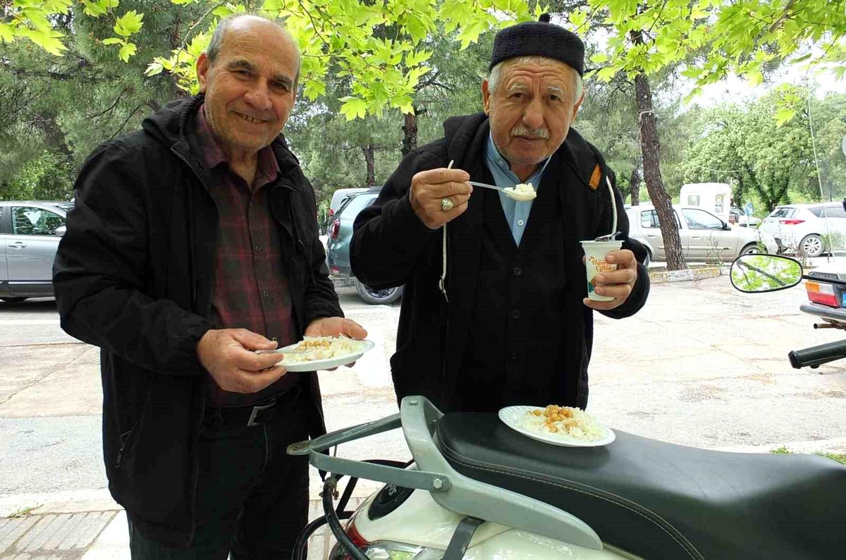Burhaniye'de Geleneksel Pilav Hayırları Devam Ediyor