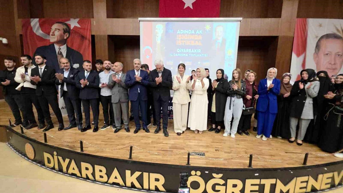CHP ve YRP'den ayrılan 100 kişi AK Parti'ye katılı