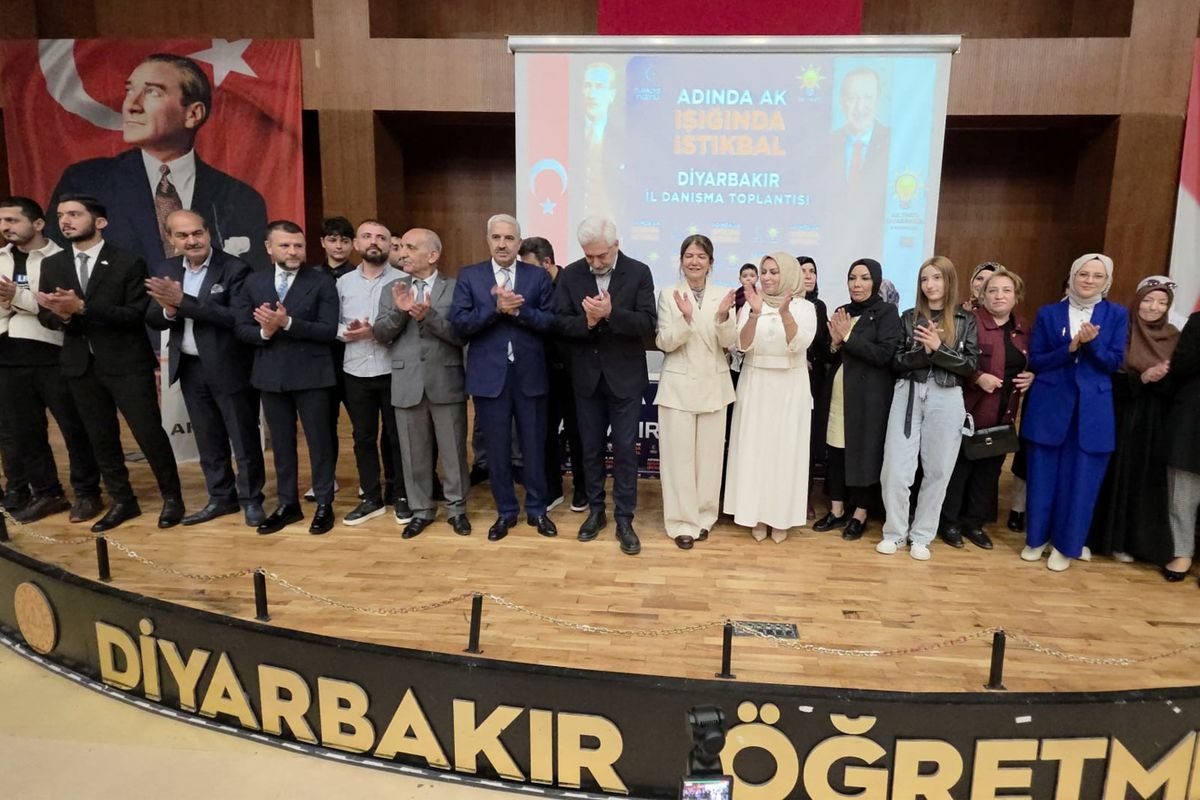 CHP ve YRP'den ayrılan 100 kişi AK Parti'ye katıldı