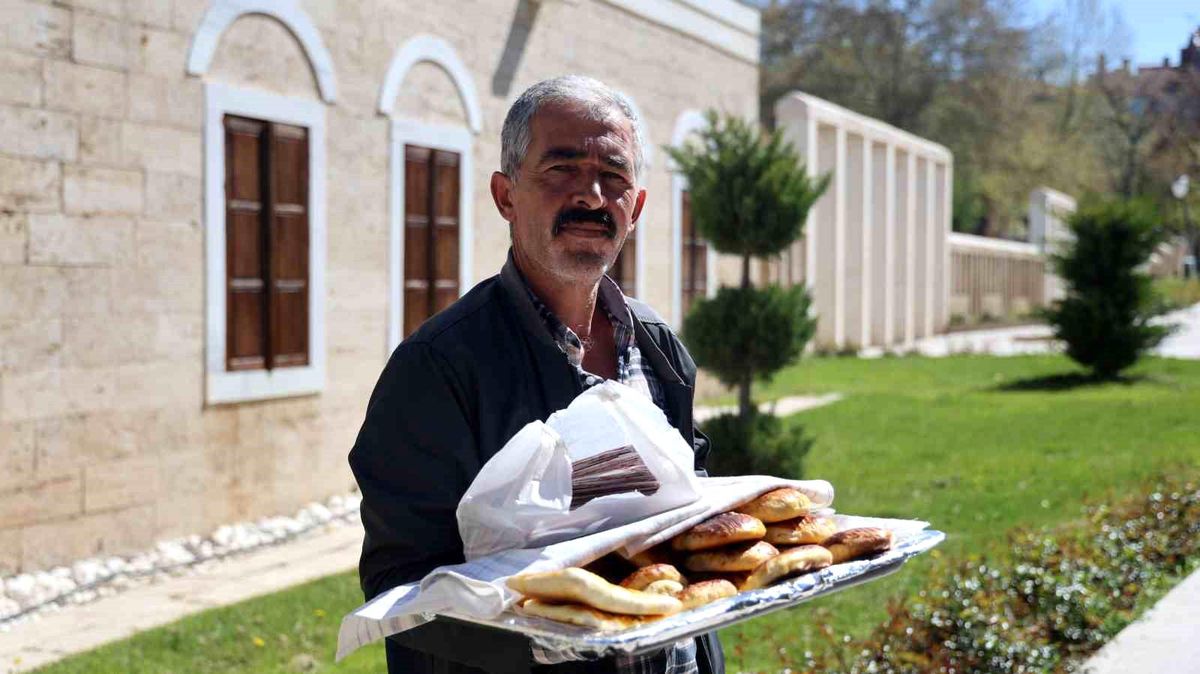 Ev yapımı poğaça ve börekle çocuğunun tedavisine destek