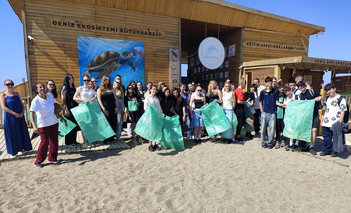 Erasmus ile Manavgat'a gelen öğrenci ve öğretmelerden temizlik etkinliği