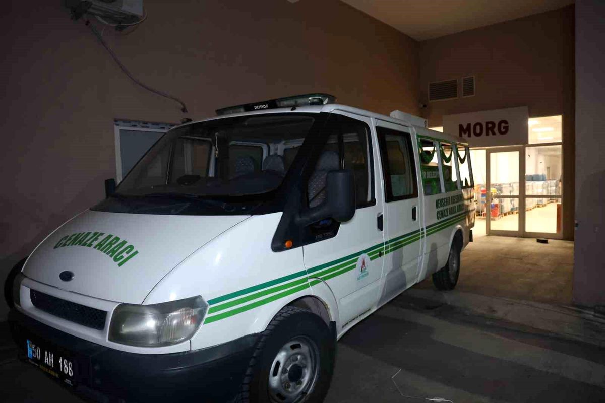 Eşini öldürdükten sonra kendini vurmuştu, tedavi gördüğü hastanede öldü