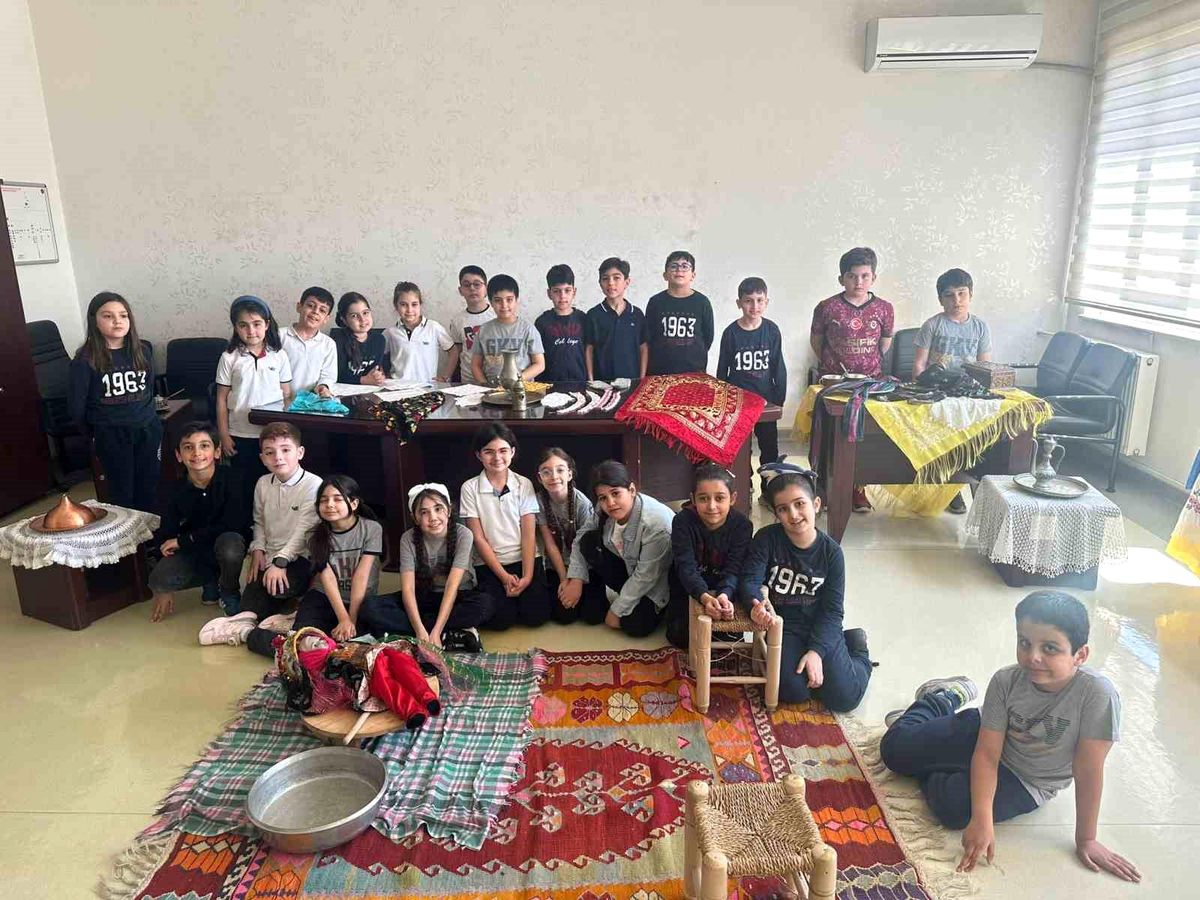 GKV'li öğrencilerden zamanda yolculuk sergisi