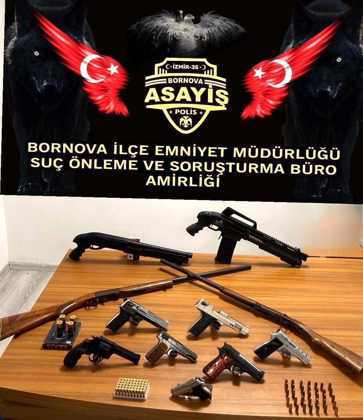 İzmir'de 2 evde yapılan aramada 7 ruhsatsız tabanca ve 4 pompalı tüfek ele geçirildi; 3 gözaltı