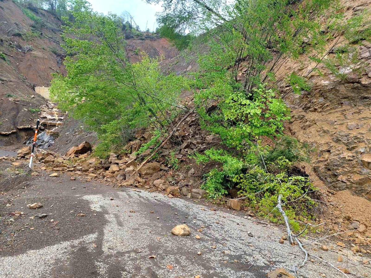 Bozkurt'ta heyelan: 5 köy yolu ulaşıma kapandı