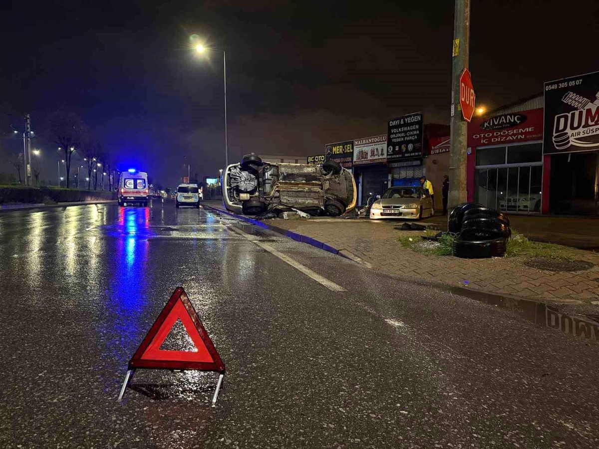 Kayseri'de otomobil park halindeki araca çarpıp yan yattı: 2 yaralı