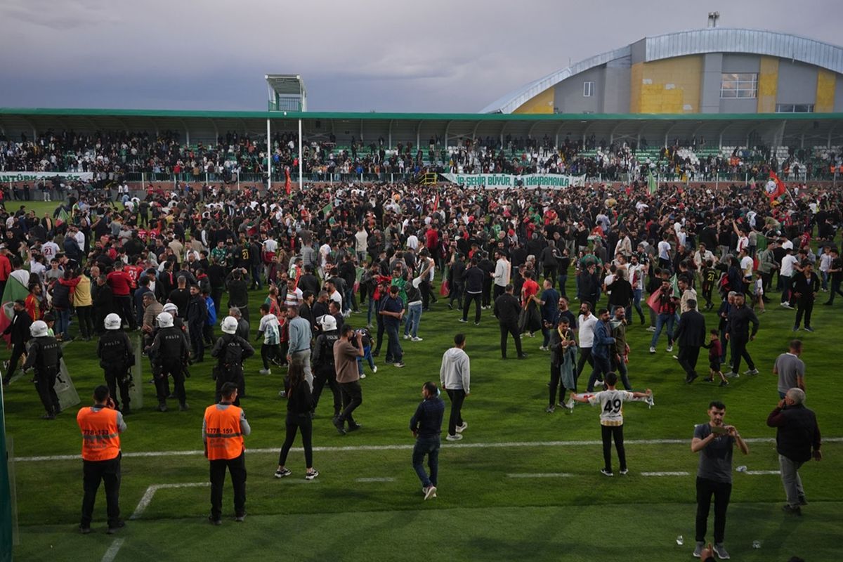 Maç bitti yüzlerce Amedspor taraftarı sahaya daldı