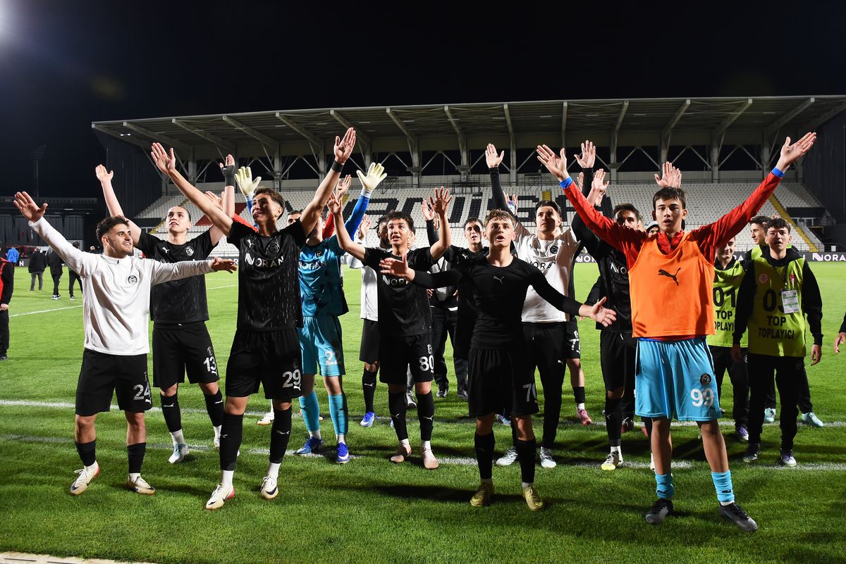 Manisa FK, Sakaryaspor'u 5-0 mağlup ederek sezonu galibiyetle tamamladı