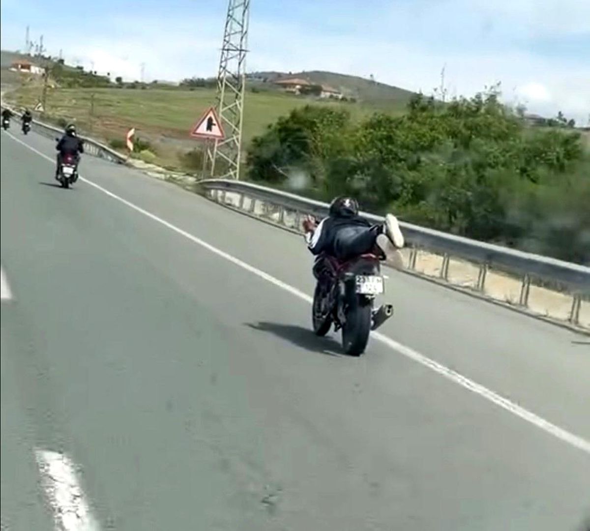 Motosikleti uzanarak süren şahıs, canını hiçe saydı