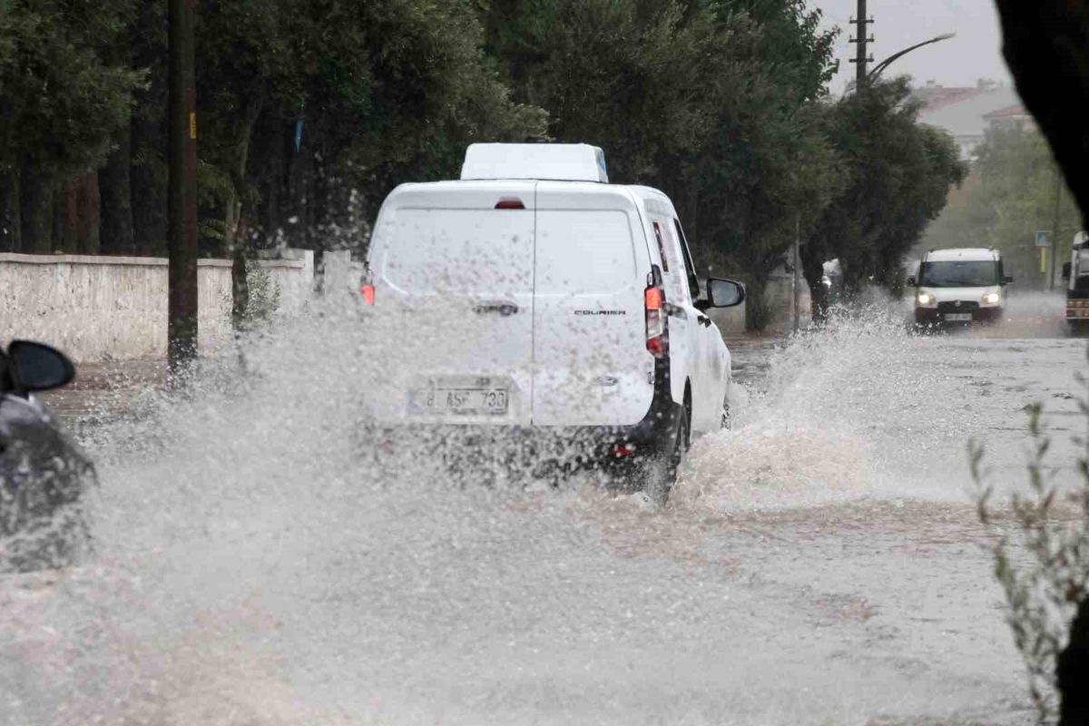 Muğla'nın Menteşe, Kavaklıdere ve Yatağan ilçelerine kuvvetli yağış ve kar uyarısı
