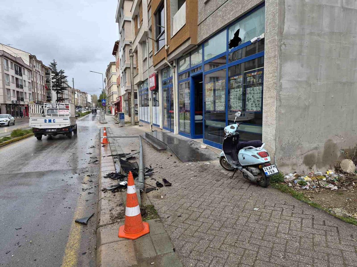 Otomobilin çarptığı aydınlatma direği marketin camını kırdı: 1 yaralı