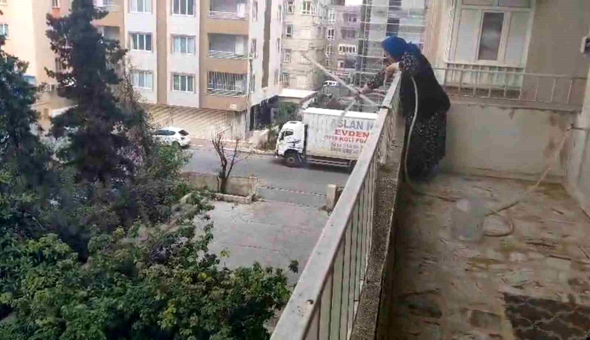Park halinde alev alan aracı yaşlı kadın balkondan söndürmeye çalıştı