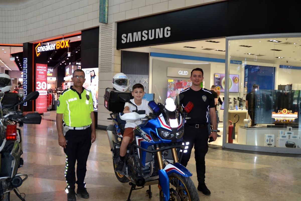 Polis, çocukları motosiklete bindirip çeşitli hediyeler dağıttı
