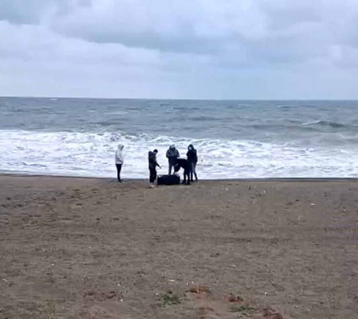Karasu'da sahile vuran çantada 21,5 kg uyuşturucu