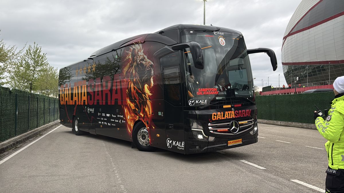 Samsunspor ve Galatasaray stadyuma geldi