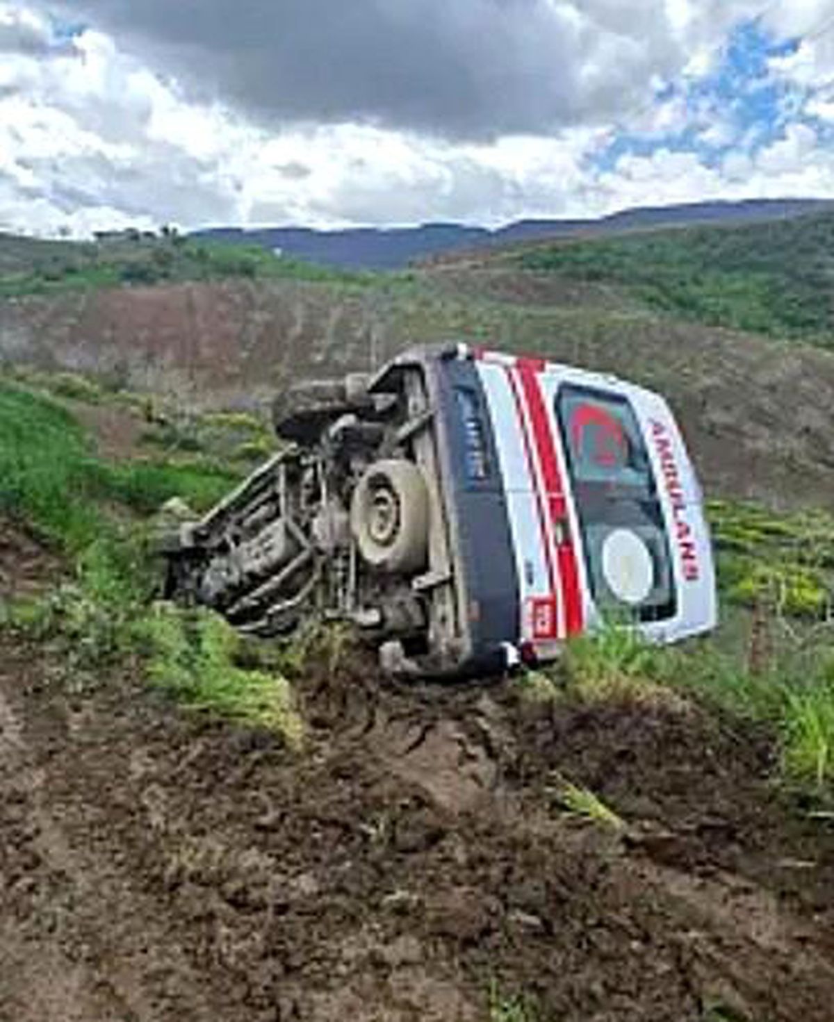 Siirt'te ambulans şarampole devrildi: 3 sağlık personeli yaralandı