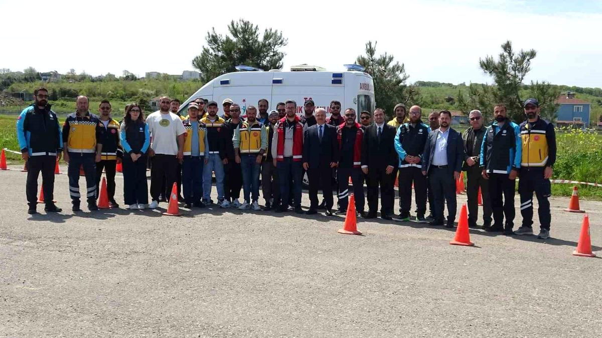 Sinop'ta ambulans sürücüleri zorlu parkurlarda yeteneklerini sergiledi