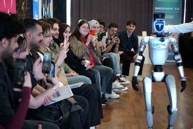 Türkiye’nin nüfusa kaydedilen ilk robotu gençlerle buluştu: CV ve girişimcilik dersi
