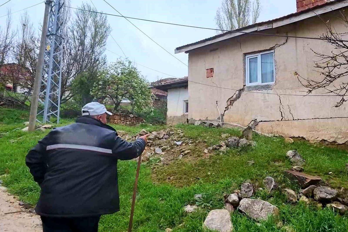 Yağış sonrası toprak kaydı, 9 yapı zarar gördü