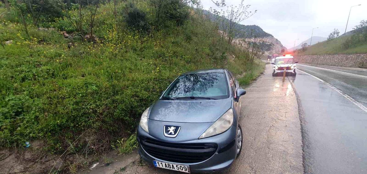 Bilecik'te yağışlı havada kaza: sürücü yaralandı