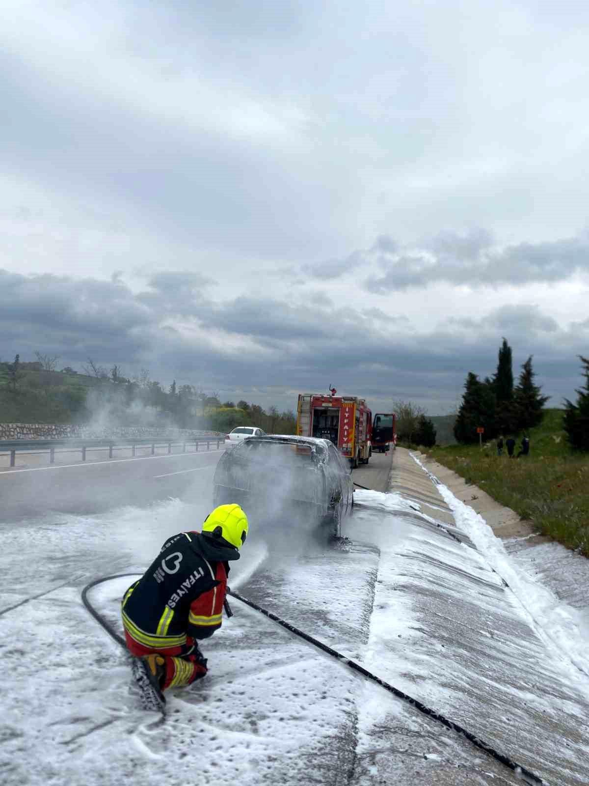 Yanan araca itfaiye müdahale etti