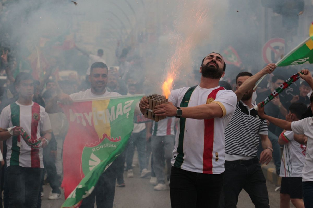 Yorgun mermi isabet etti! Diyarbakır'daki şampiyonluk kutlamalarında 2 yaralı