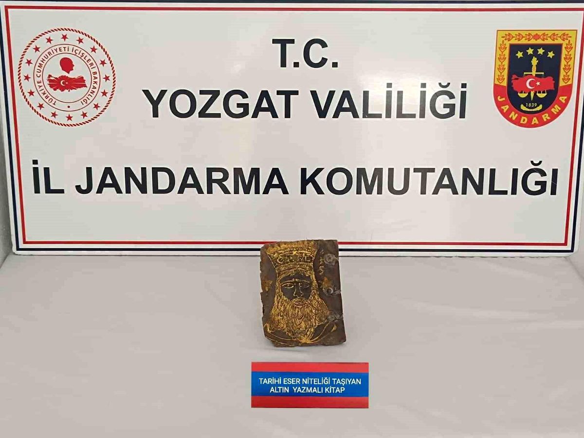 Yozgat'ta paha biçilemeyen altın yazma tarihi kitap ele geçirildi