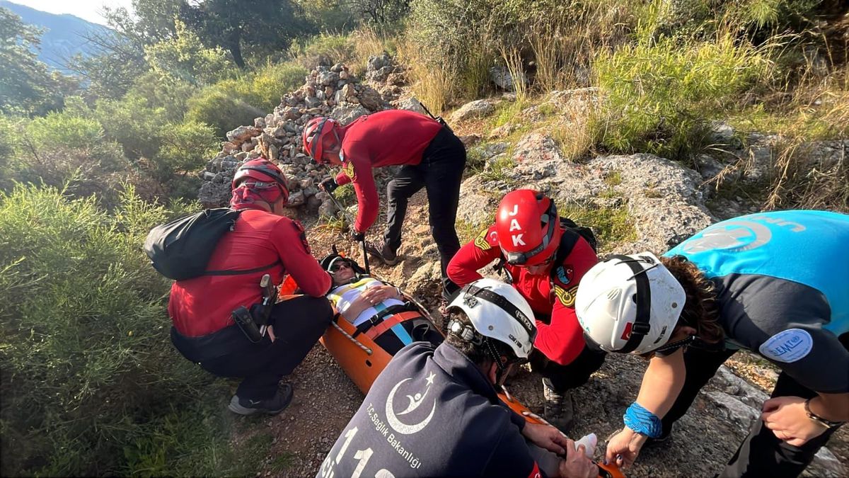 Fethiye'de Likya Yolu'nda Düşen Yürüyüşçü Kurtarıldı
