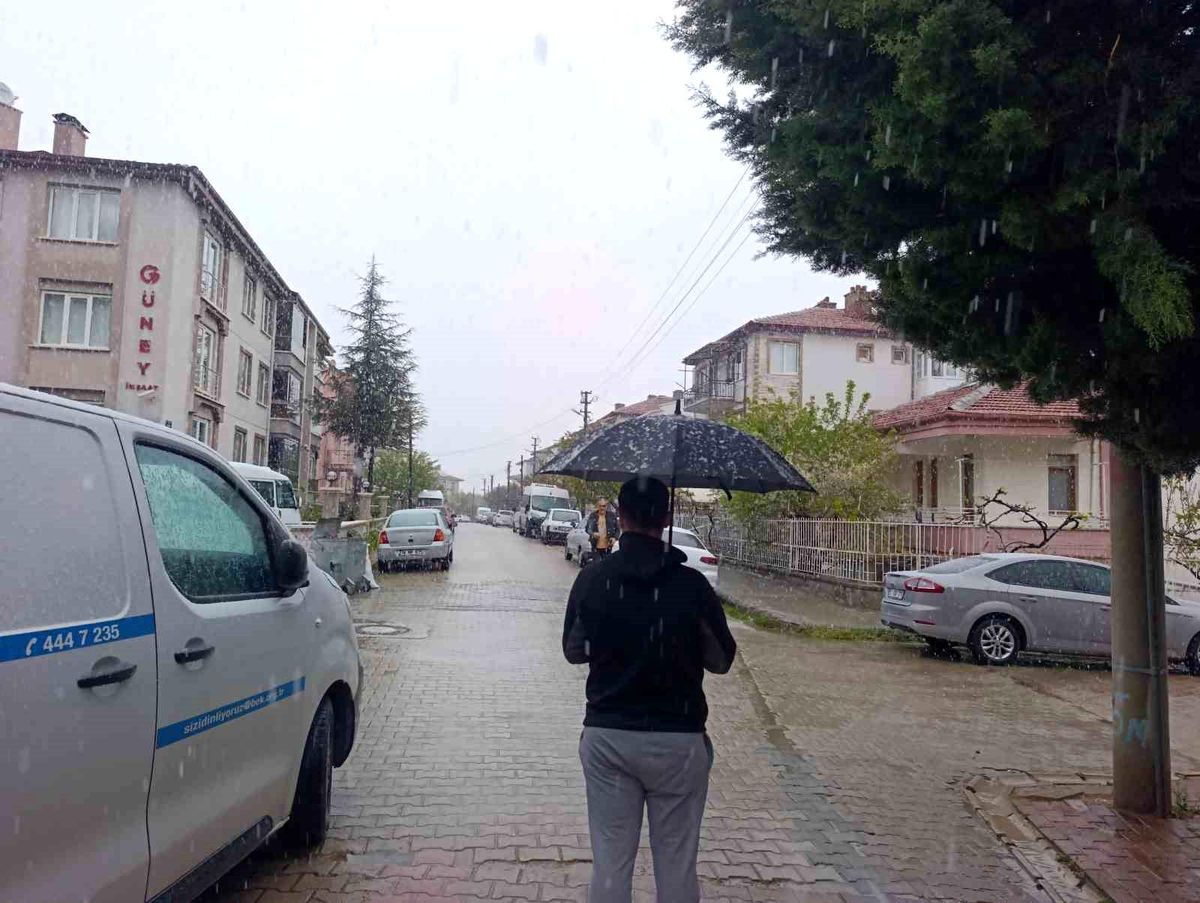 Afyonkarahisar'da kar yüksek kesimleri beyaza bürüdü
