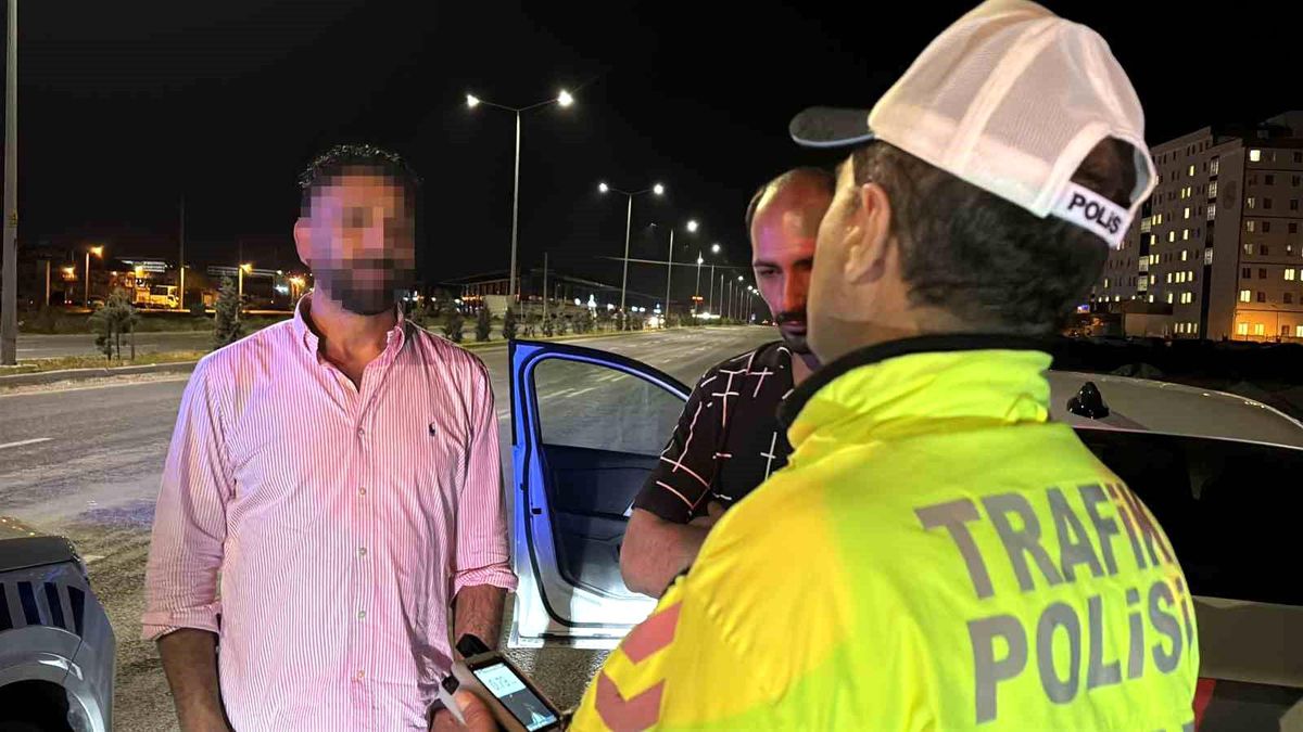 Alkollü sürücünün ehliyetine el konulup, 25 bin lira ceza kesildi